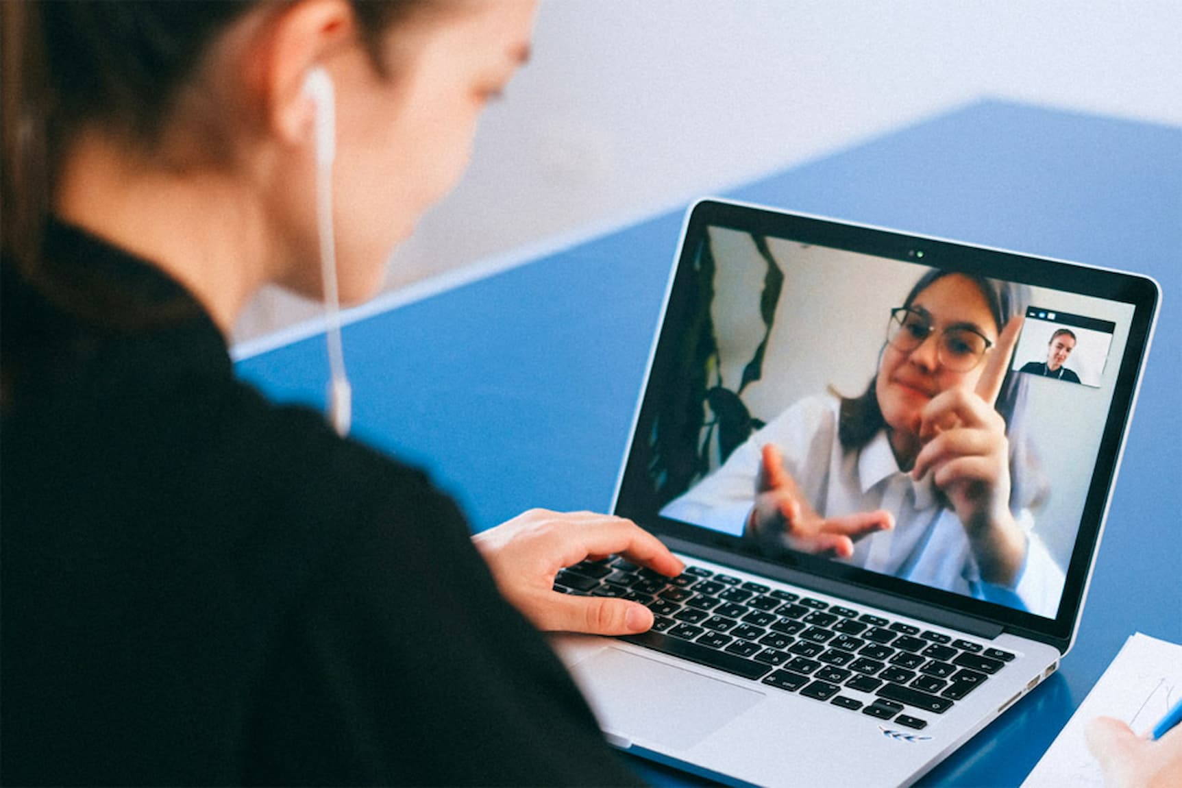Zwei Personen in einer Videokonferenz